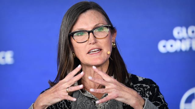  直播：分析师下调比特币价格目标，市场动能减弱——以下是仍然看好比特币的分析师（以及不看好比特币的分析师） 