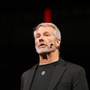 Michael Saylor否认抛售比特币，尽管Strategy股价暴跌