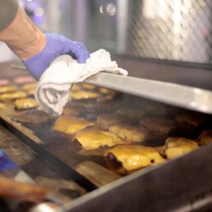 尽管加密货币市场波动，91岁汉堡连锁店Steak 'n <span class='keyword'>Shak</span>e销售额创新纪录