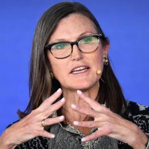 凯茜·伍德减持Reddit与Pinterest，大举购入彼得·蒂尔支持的加密货币股票